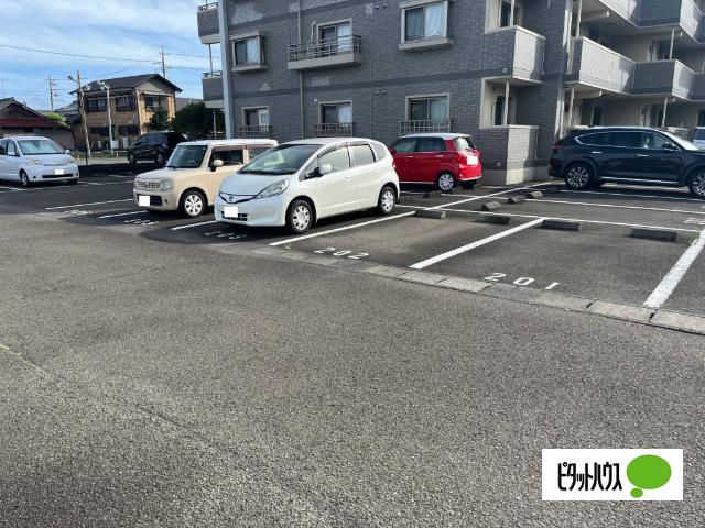 リューレントRⅡ（102） 駐車場