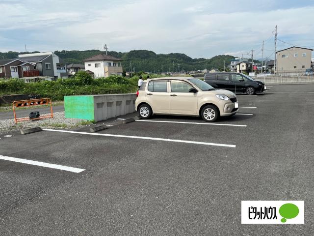 フリージア（101） 駐車場