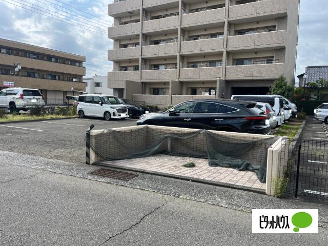 カトルパレ（502） 駐車場