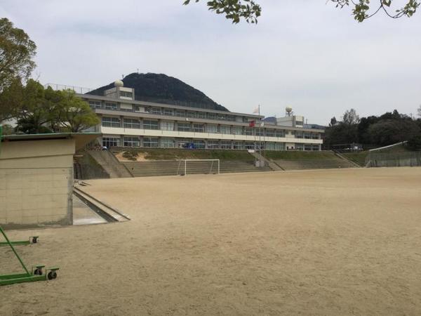 下関市立勝山中学校：1347m