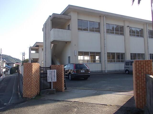 吉見小学校：550m