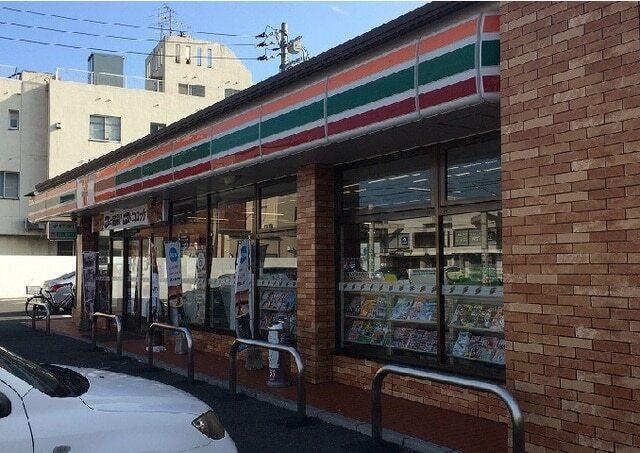 セブンイレブン：700m