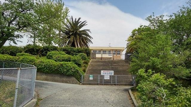安岡小学校：47m