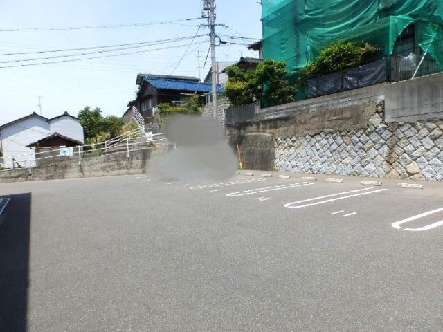 ルミエールひびき（201） 駐車場