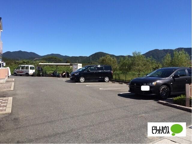 アヴェニール葉中（201） 駐車場