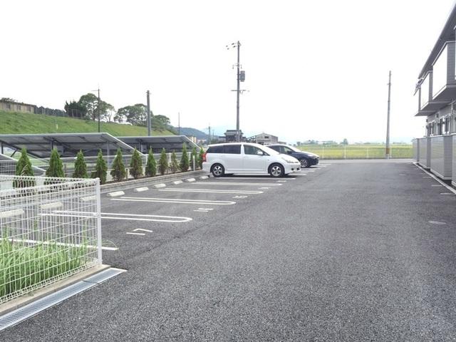 アクシス（106） 駐車場