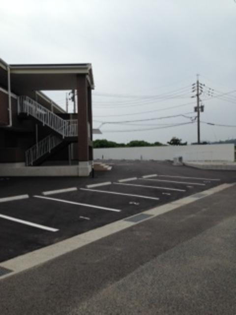 FAMILLE王司（210） 駐車場
