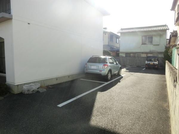 メゾンルピナス 駐車場