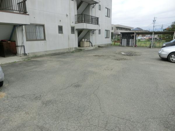 ホワイトフラッツ 駐車場
