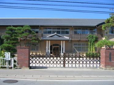 上田市立中塩田小学校：857m