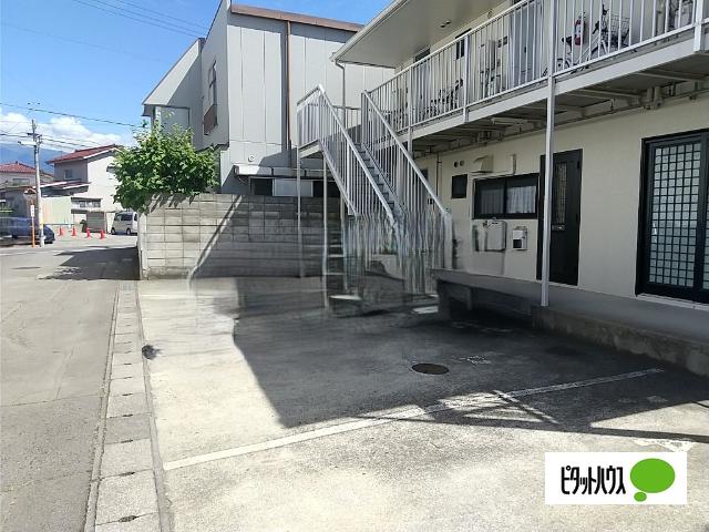 フレール花園 駐車場