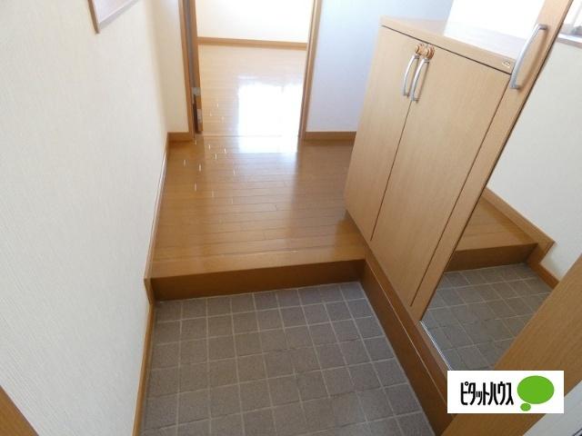 ヴィラージュ山辺 玄関