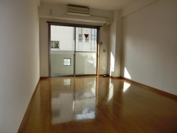 センターイン伊勢町 リビング
