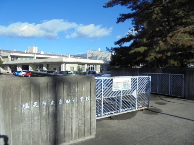 塩尻市立吉田小学校：586m