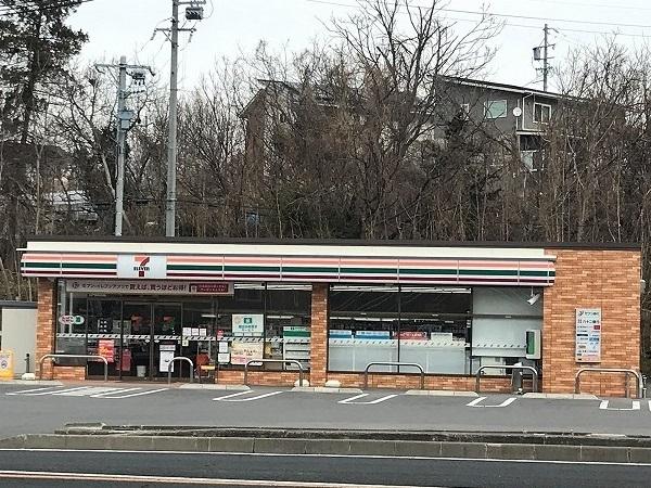 セブンイレブン：900m