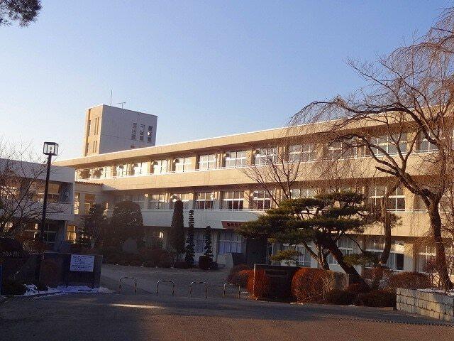 御代田南小学校：950m
