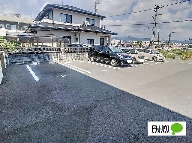 セレーサ（303） 駐車場