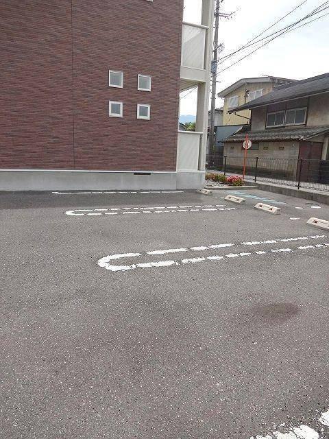 アヴァロン（203） 駐車場