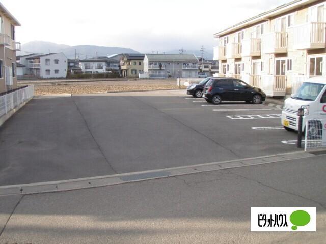 プレジール（205） 駐車場