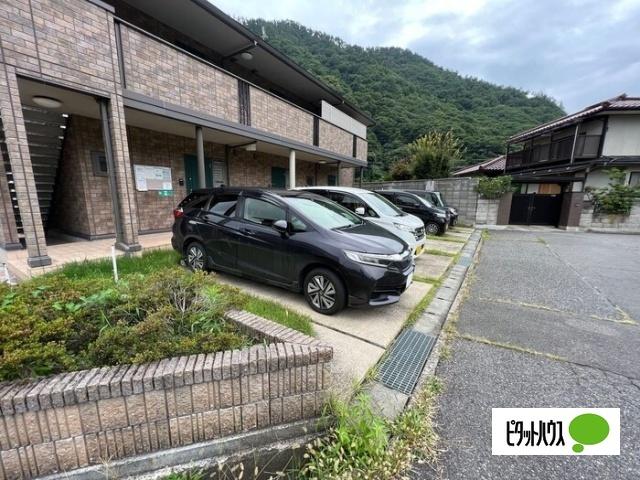 エバーグリーンハイツ（201） 駐車場