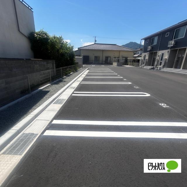 プレジール（101） 駐車場