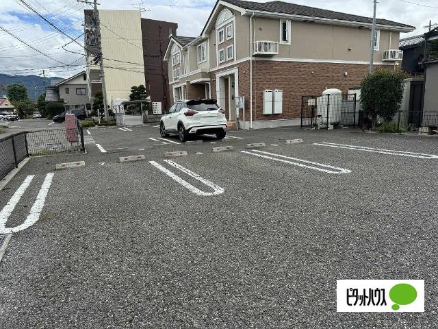 ウララ（101） 駐車場
