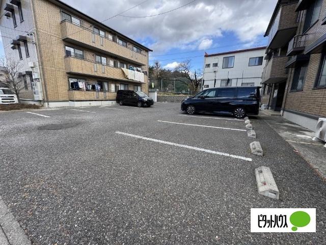 グランディールＭＯＭＯＳＥ　Ａ/Ｂ（B303） 駐車場