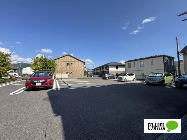 メルヴェイユー・レイメイ（103） 駐車場