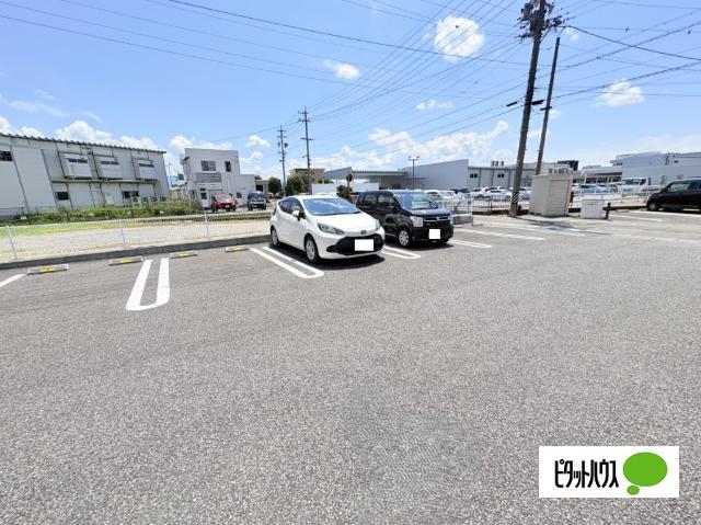 ジュラフ　Ｂ（104） 駐車場
