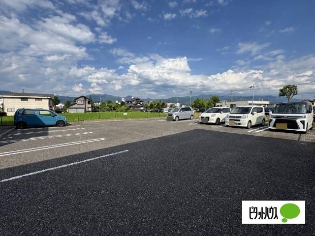 Ｍａｉｓｏｎ Ｗｅｓｔ(ﾒｿﾞﾝｳｴｽﾄ)（202） 駐車場