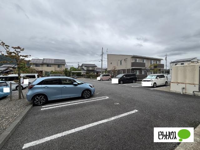 パークタウン三本柳（301） 駐車場