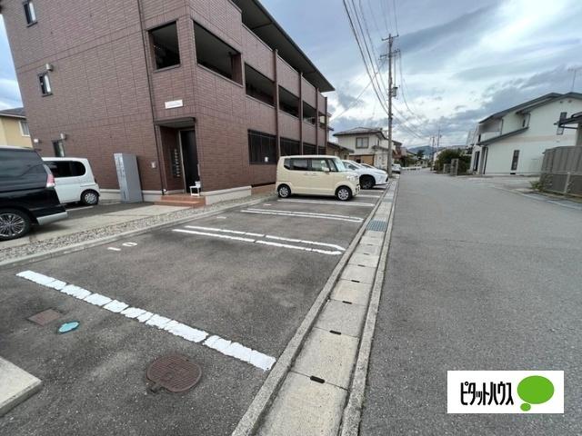 ラ・メゾン ブリエ（102） 駐車場
