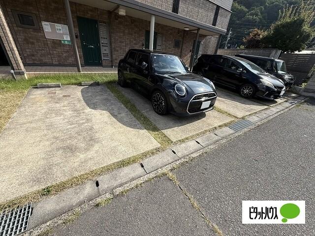 エバーグリーンハイツ（201） 駐車場