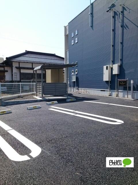 クレシェンテＳ（102） 駐車場