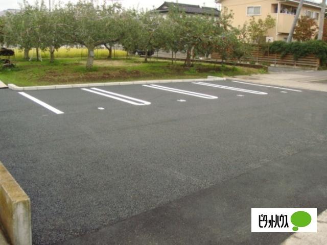 グランモアポム（202） 駐車場
