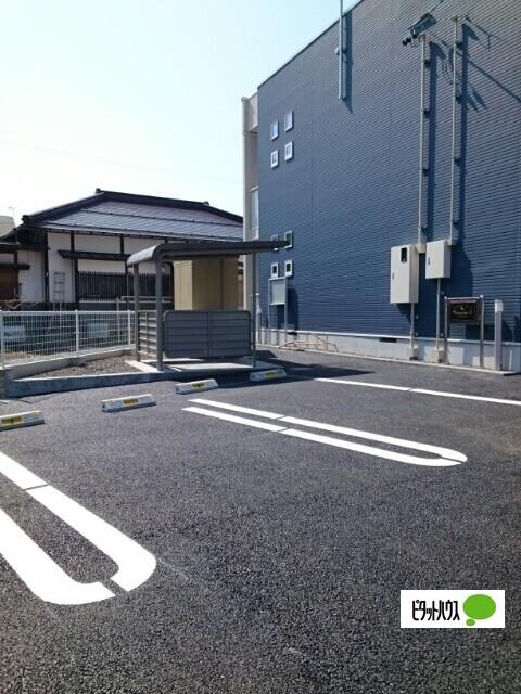 クレシェンテＳ（102） 駐車場