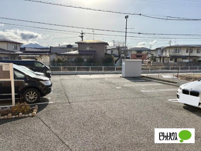 アズーリ（201） 駐車場