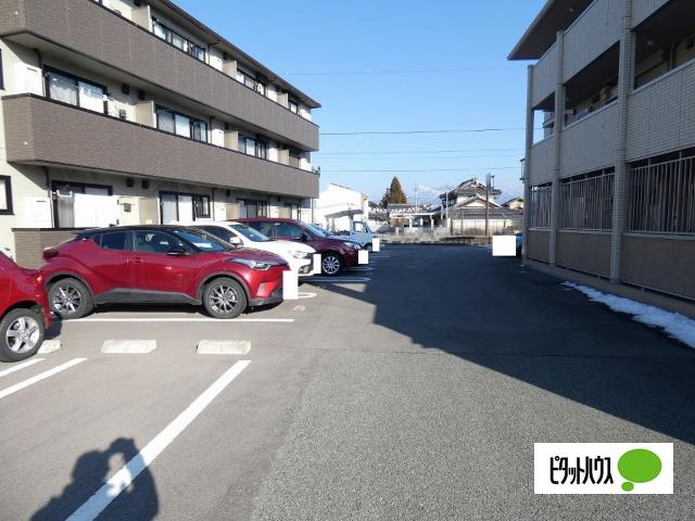 ルミエールクレスト（105） 駐車場