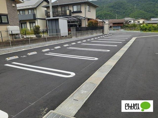 グランデＯＳⅡ（104） 駐車場