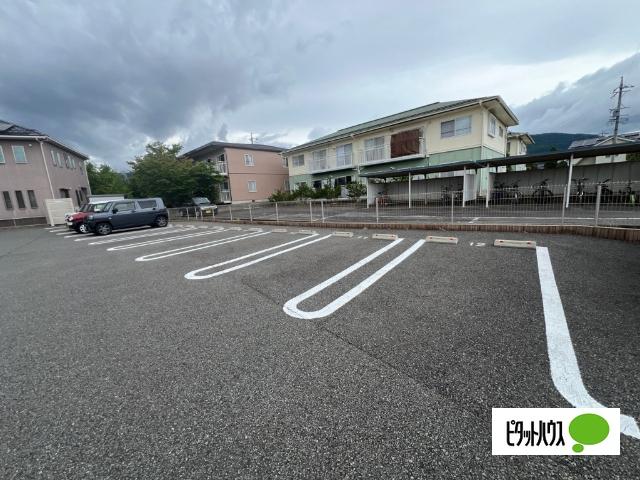 ルーシア 駐車場