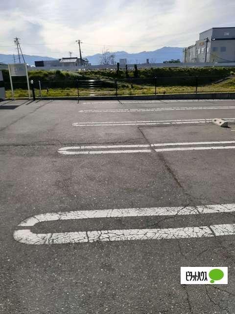 メゾンリバーサイドＡ（106） 駐車場