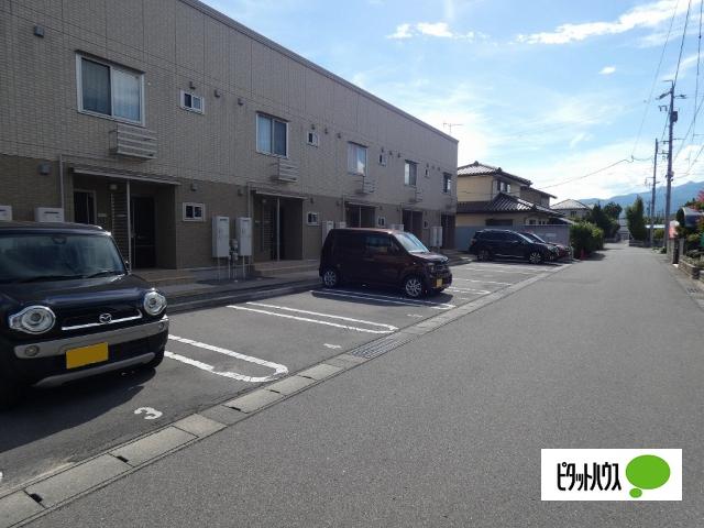ベル・ラフィーネ（103） 駐車場