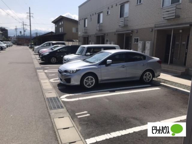 ベル・ラフィーネ（103） 駐車場