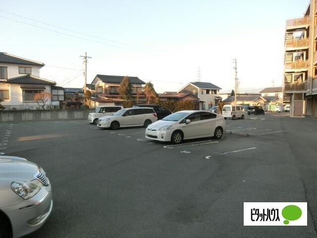 メゾンユートピア 駐車場