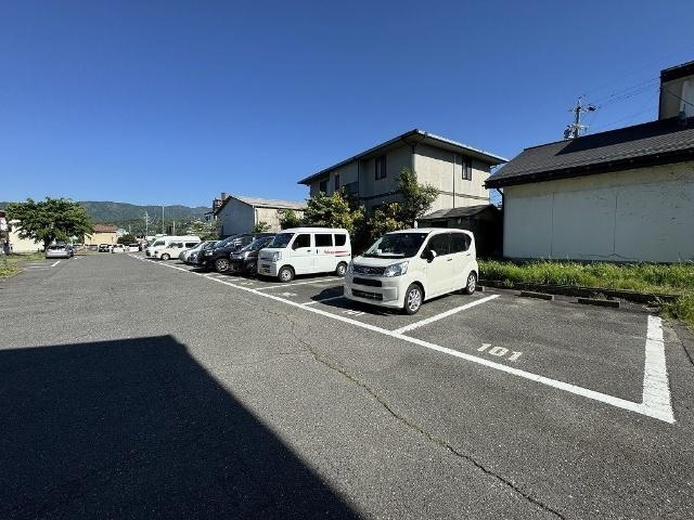 ベルディタカミヤ 駐車場