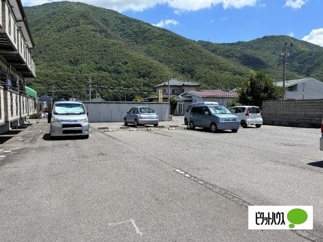 サープラス　マロニエ 駐車場
