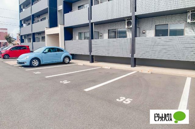 アライブⅣ 駐車場