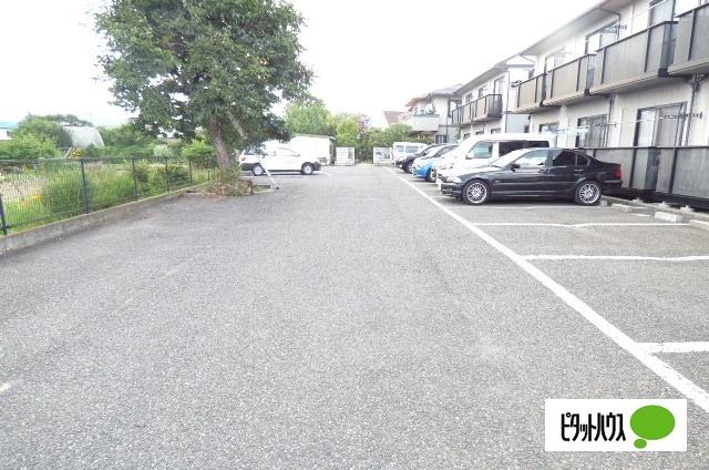 アメニティ上氷鉋Ａ 駐車場