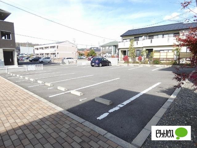 ウィステリア沢村Ａ 駐車場