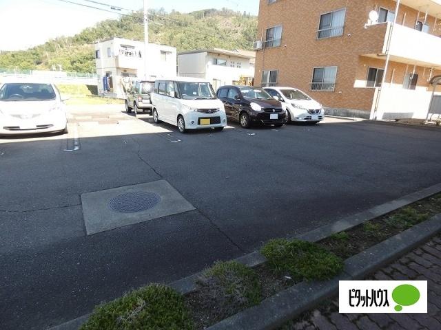 ヴィラージュ山辺 駐車場